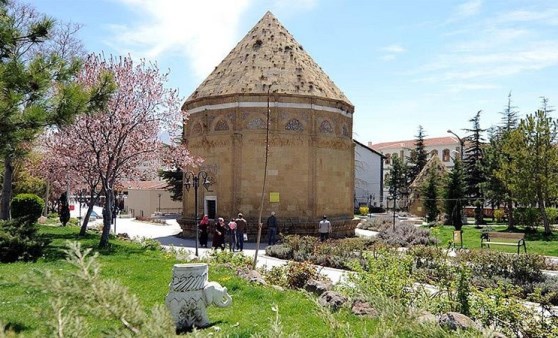 Anadolu’nun İlk Kadın Hükümdarının Türbesi Ziyaretçilerini Bekliyor