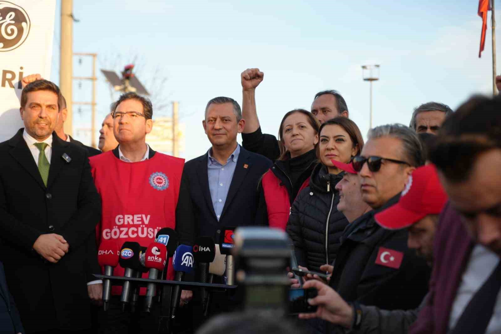 CHP Genel Başkanı Özel,, Kocaelide Grev Yapan İşçileri Ziyaret Etti