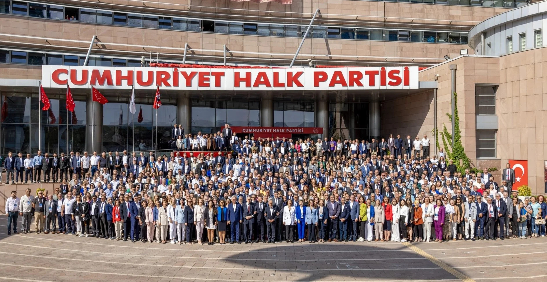 CHP Sahaya İniyor: Özgür Özel’den Erken Seçim ve Yeni Program Vurgusu