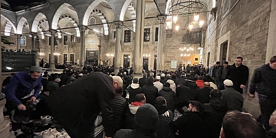 Eyüpsultan Camii'nde Regaip Kandili İklimi