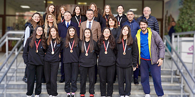 Necati Perihan Kervancı Ortaokulu Yıldız Kız Voleybol Takımı Başarıya Koşuyor