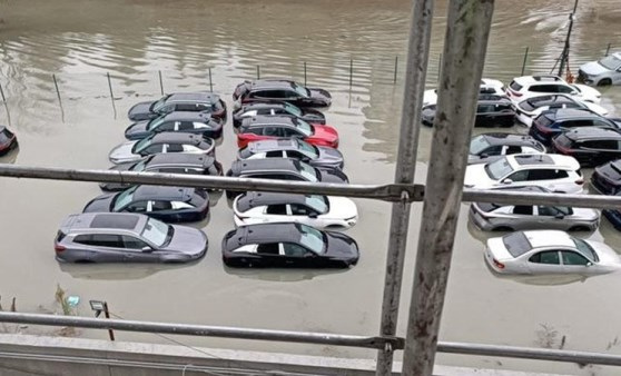 Sarıyer’de Sağanak Yağış: Sıfır Araçlar Su İçinde Kaldı