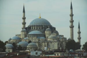 Sultanahmet Camii, İstanbul’un kalbinde yer alan ve dünyada Mavi Cami (Blue Mosque) olarak bilinen bir mimarlık harikasıdır.