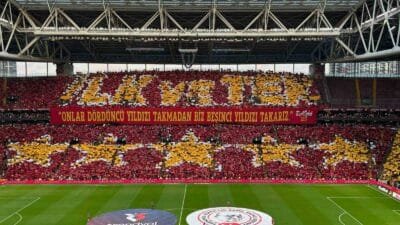Galatasaray taraftarı, Başakşehir maçı öncesinde tribünde şampiyonluk ve 5. yıldız