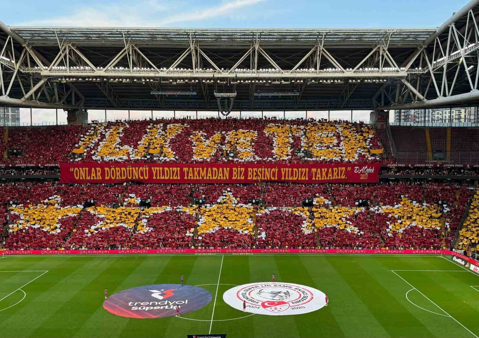 Galatasaray taraftarı, Başakşehir maçı öncesinde tribünde şampiyonluk ve 5. yıldız