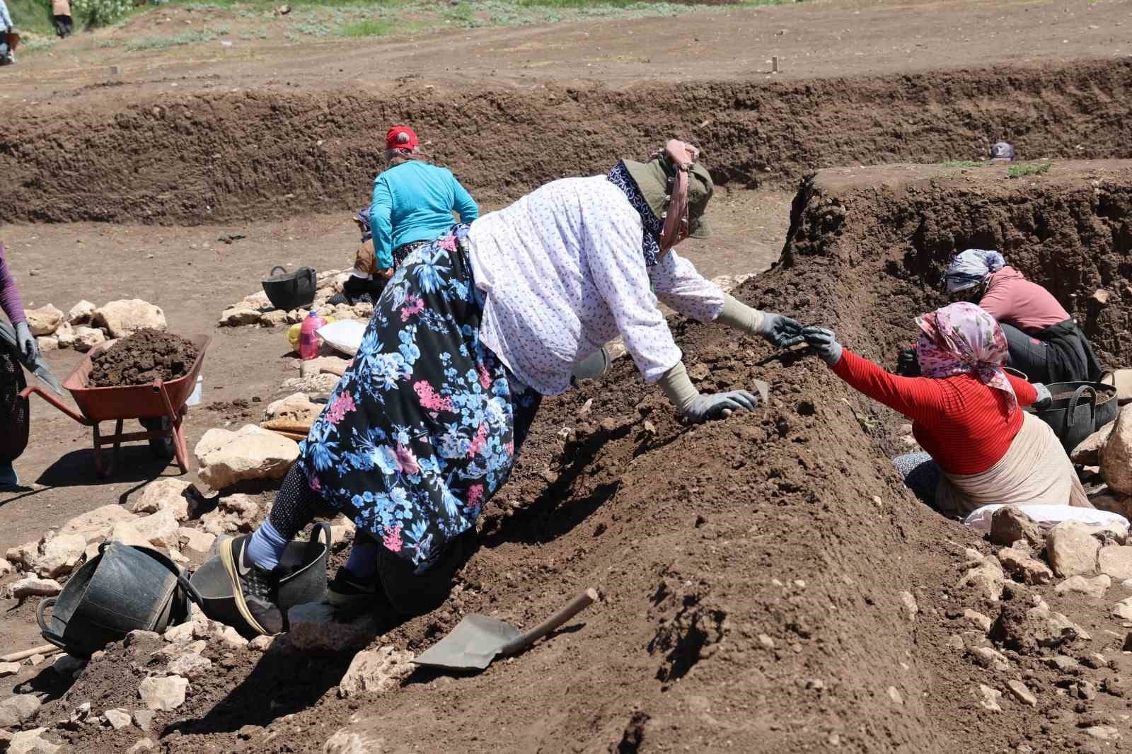 Diyarbakır Çayönü Tepesi'nde kadınların elinden çıkan 12 bin yıllık arkeolojik