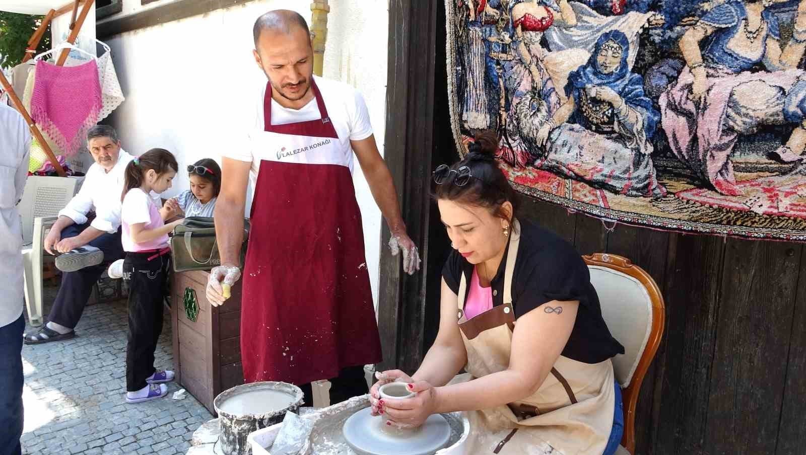 Kütahya’nın tarihi yerlerinden 230 yıllık geçmişe sahip Germiyan Sokağı, çini