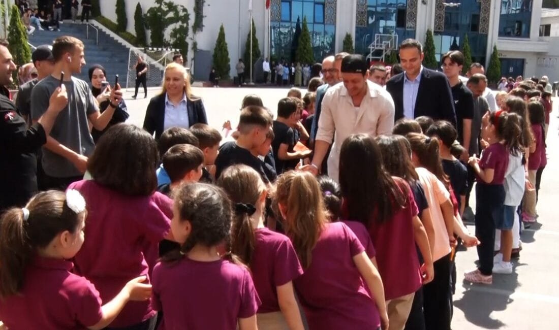 Eski futbolcu Mesut Özil, Başakşehir’de özel bir okulda öğrencilerle bir