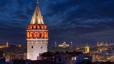 Galata Kulesi’nin tepesinde geceleri beliren esrarengiz ışıklar, Topkapı Sarayı’nın ardında