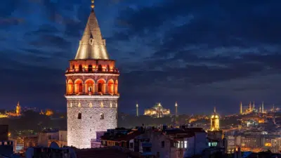 Galata Kulesi’nin tepesinde geceleri beliren esrarengiz ışıklar, Topkapı Sarayı’nın ardında