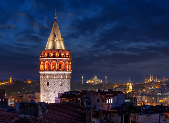 Galata Kulesi’nin tepesinde geceleri beliren esrarengiz ışıklar, Topkapı Sarayı’nın ardında