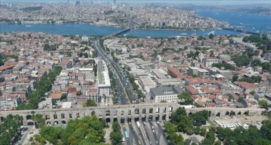 Roma, Bizans ve Osmanlı İmparatorluklarının başkenti.