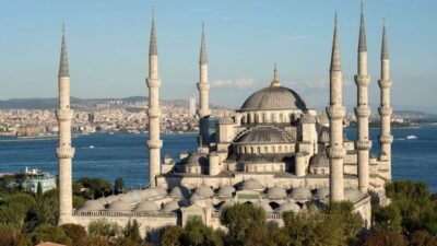 Mevlid Kandili, Peygamberimiz Hz. Muhammed Aleyhisselam’ın dünyayı şereflendirdiği günün anısıdır.
