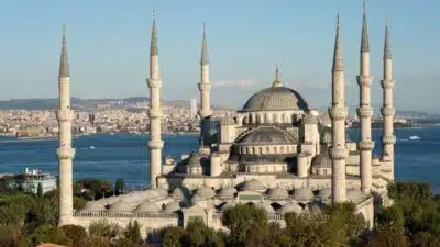 Mevlid Kandili, Peygamberimiz Hz. Muhammed Aleyhisselam’ın dünyayı şereflendirdiği günün anısıdır.