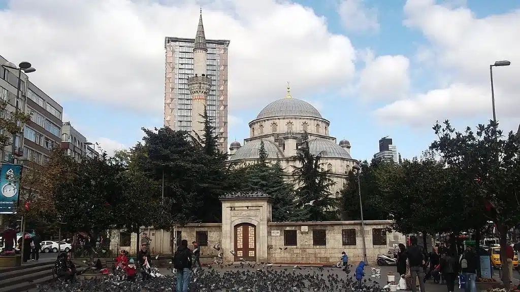 Ev sahipliği yaptığı farklı bir çok medeniyetin izlerini taşıyan ilçeler,